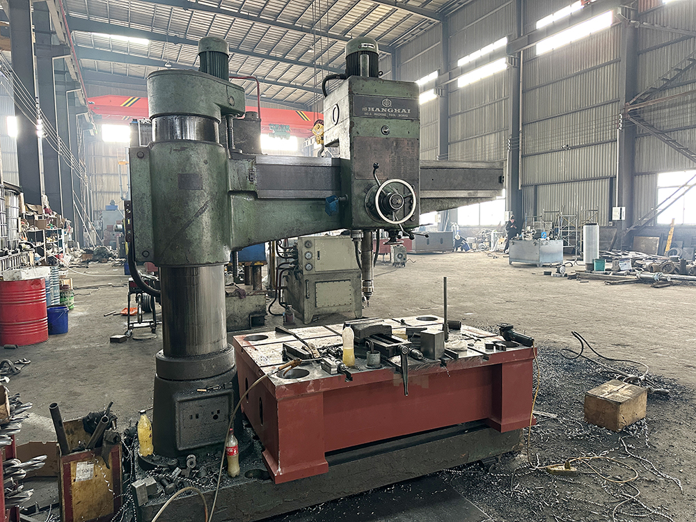 four-column hydraulic press working shop